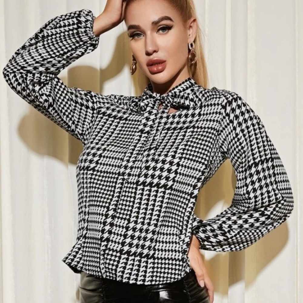 SOLD! New houndstooth plaid blouse top